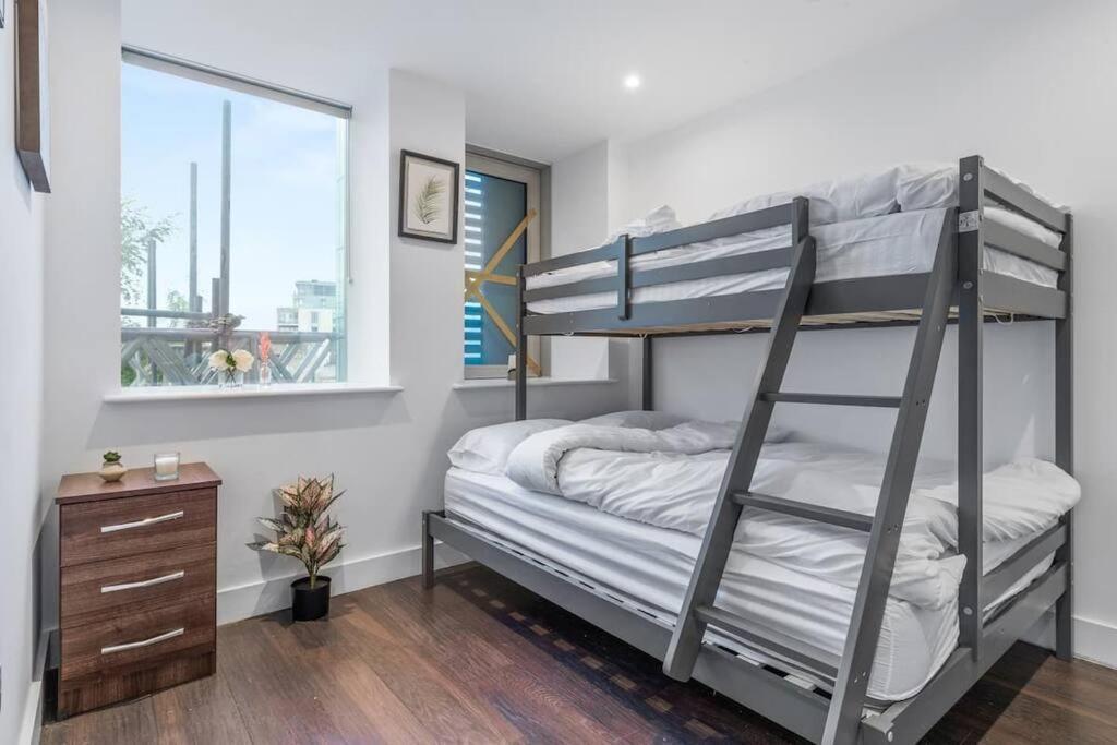 Апартаменты Sleep 7 20 Mins From London Waterloo Bp65 Экстерьер фото